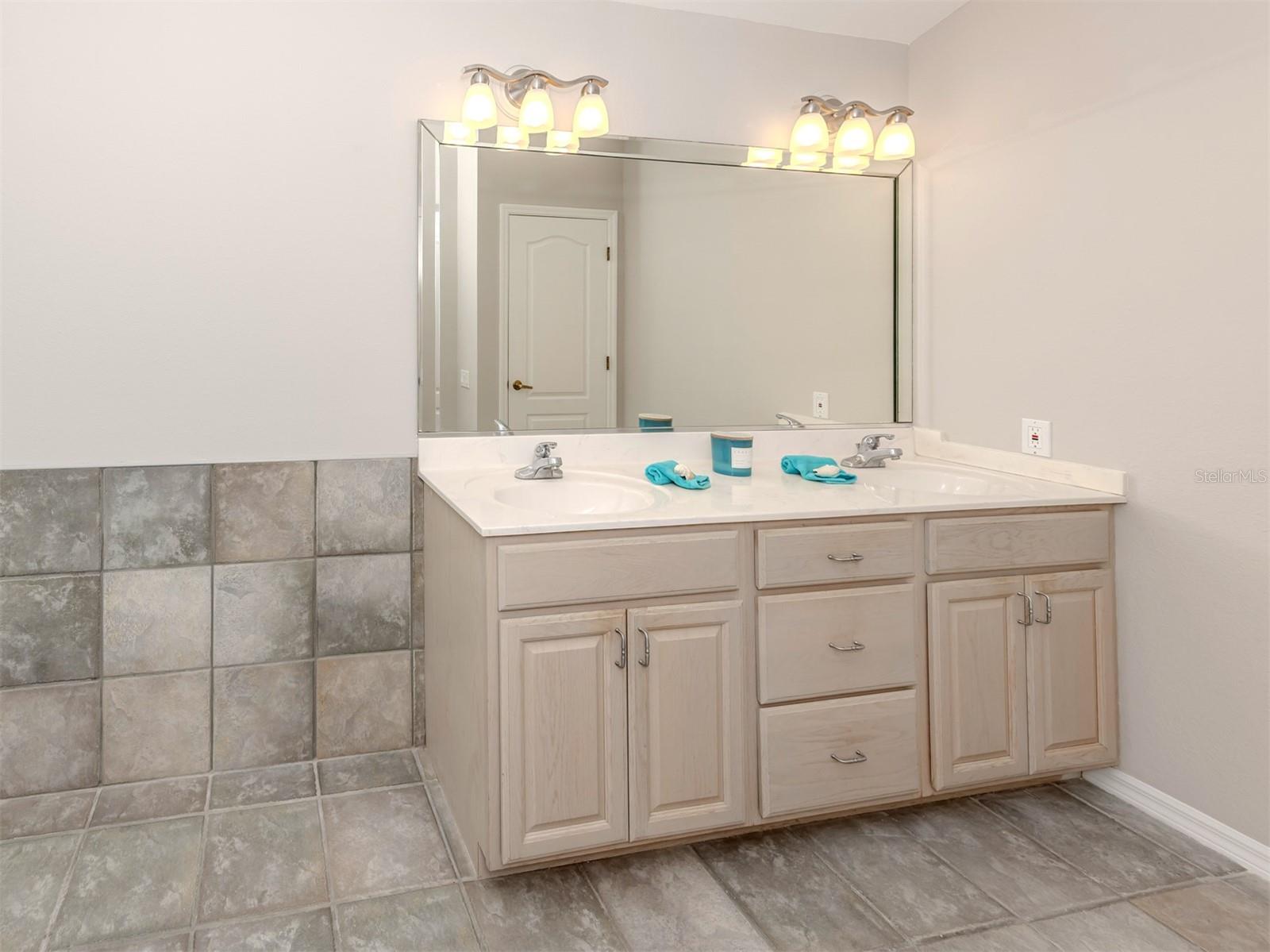 Image 17 of 49 For 1041 Truman Street