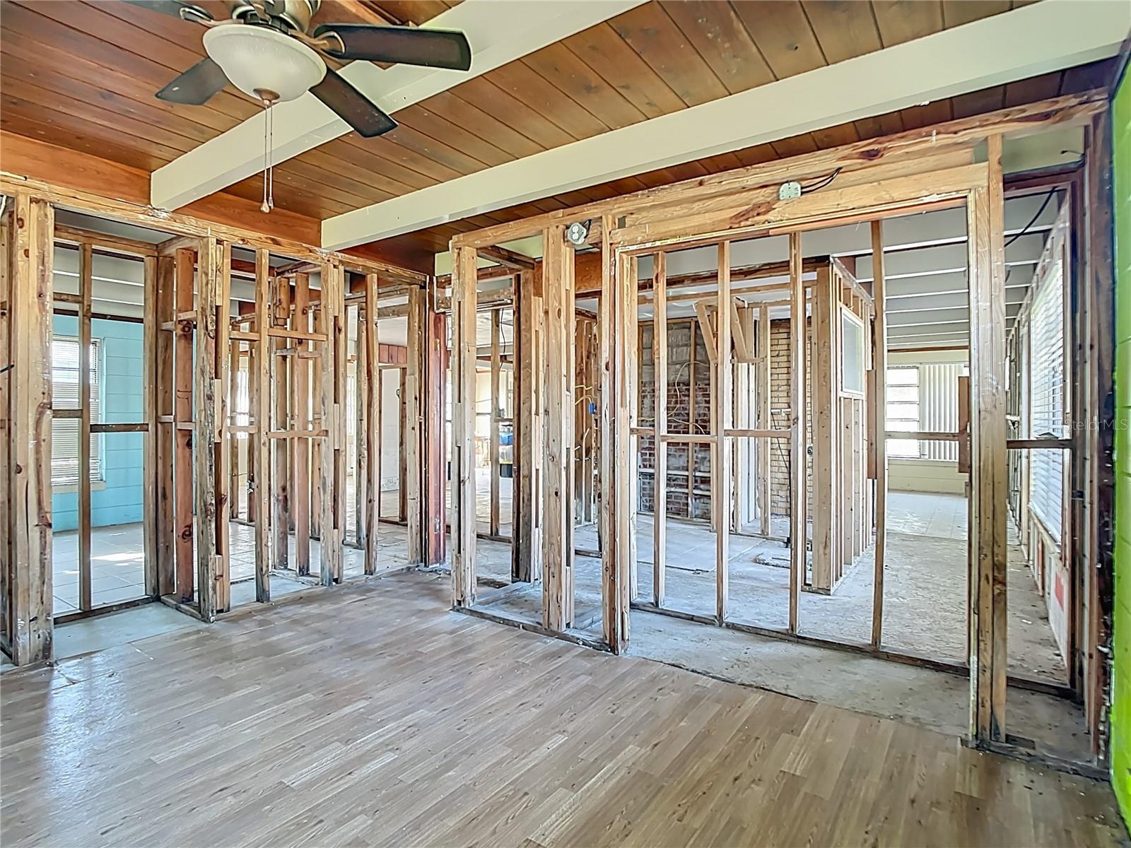 Image 19 of 47 For 1410 Deer Creek Drive