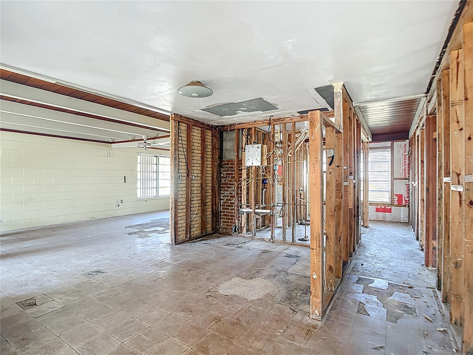 Image 21 of 47 For 1410 Deer Creek Drive