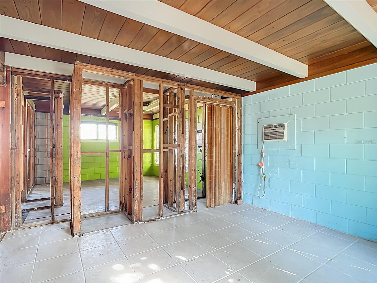 Image 23 of 47 For 1410 Deer Creek Drive