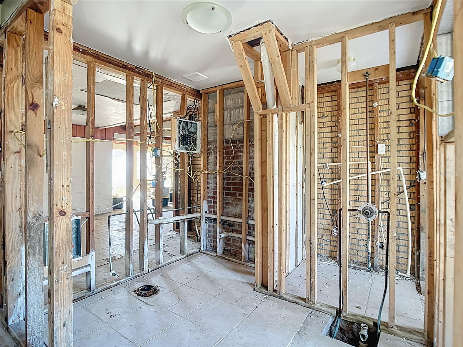 Image 25 of 47 For 1410 Deer Creek Drive