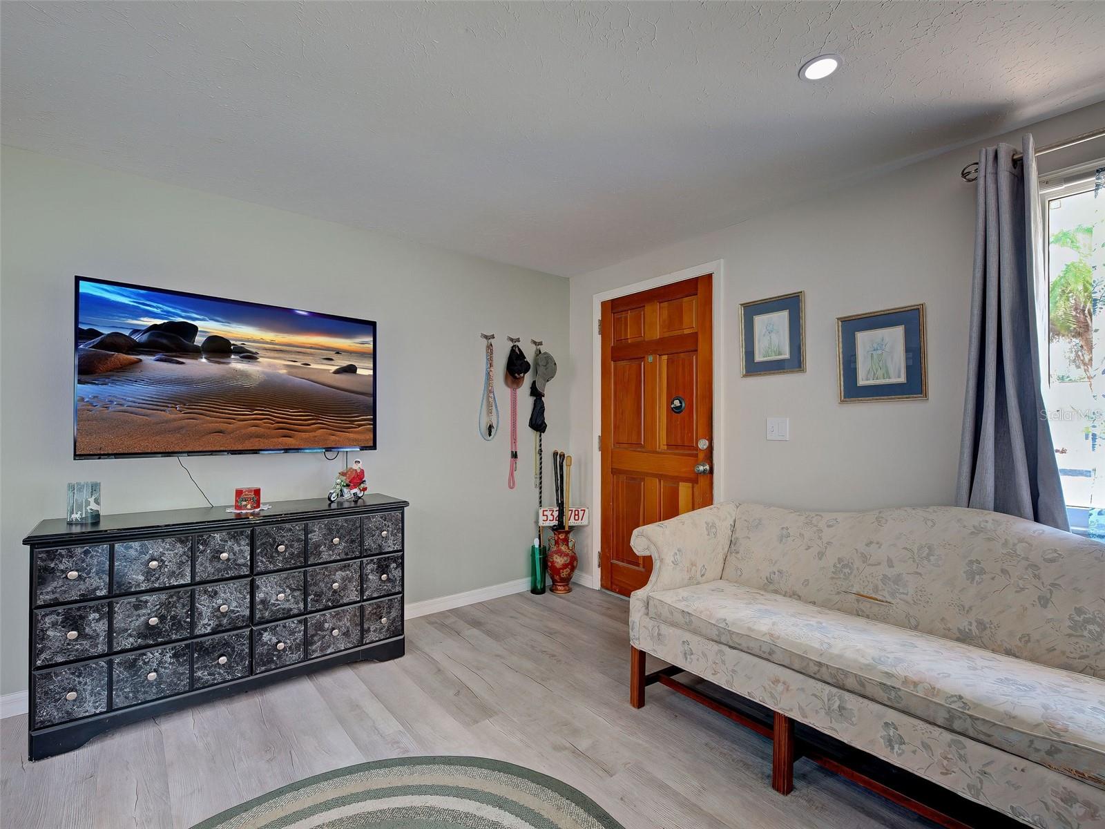 Image 6 of 42 For 2698 Valencia Road