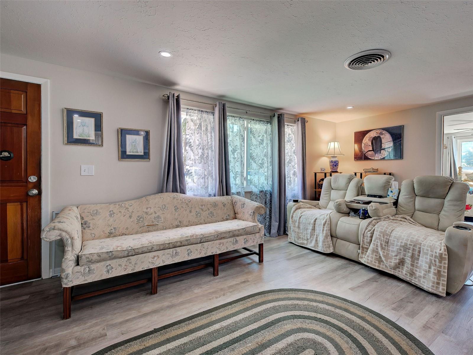 Image 7 of 42 For 2698 Valencia Road