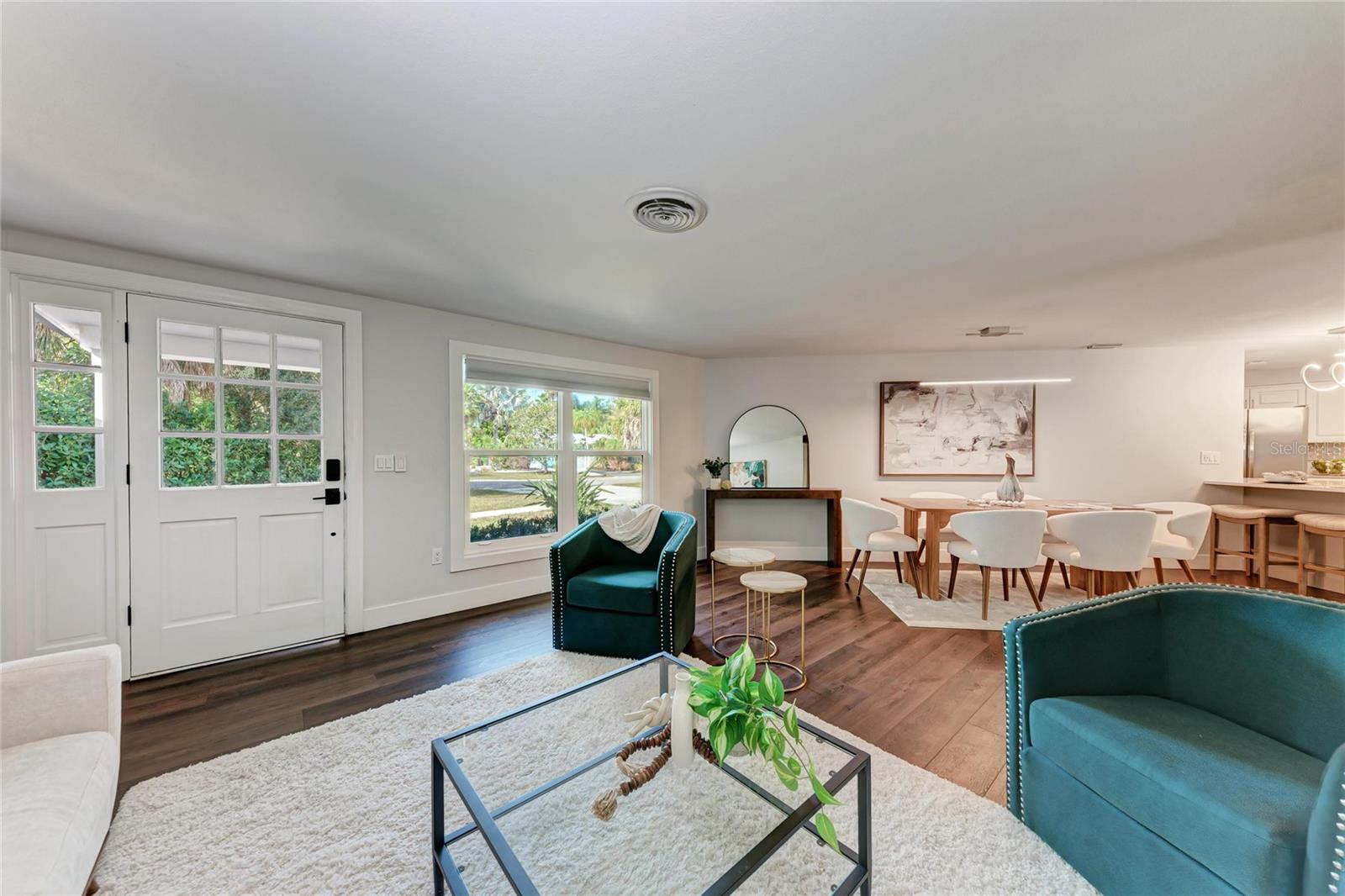 Image 14 of 93 For 2132 Hyde Park Circle