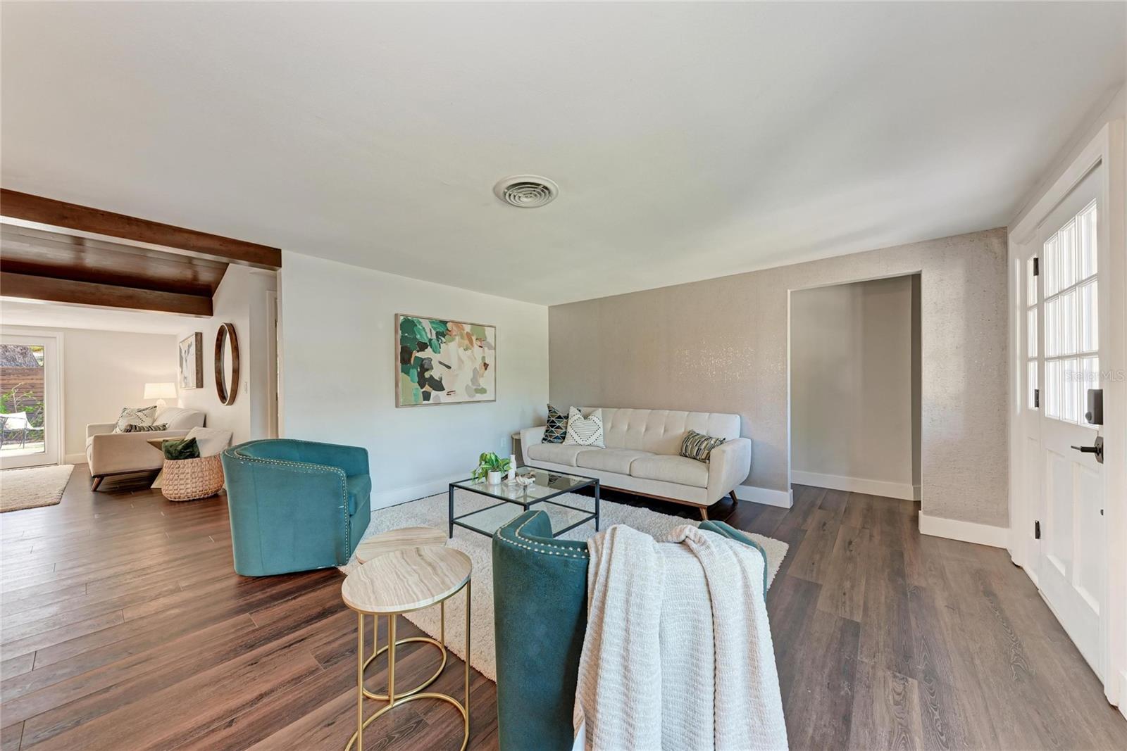 Image 16 of 93 For 2132 Hyde Park Circle