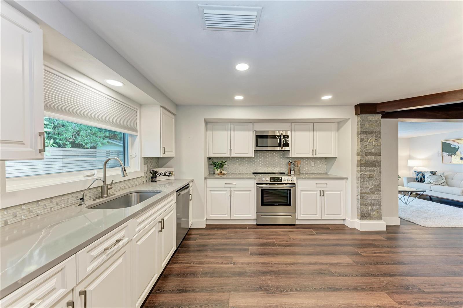 Image 23 of 93 For 2132 Hyde Park Circle