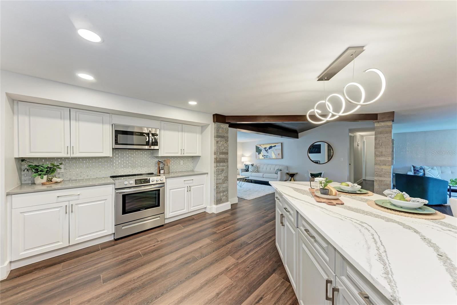 Image 24 of 93 For 2132 Hyde Park Circle