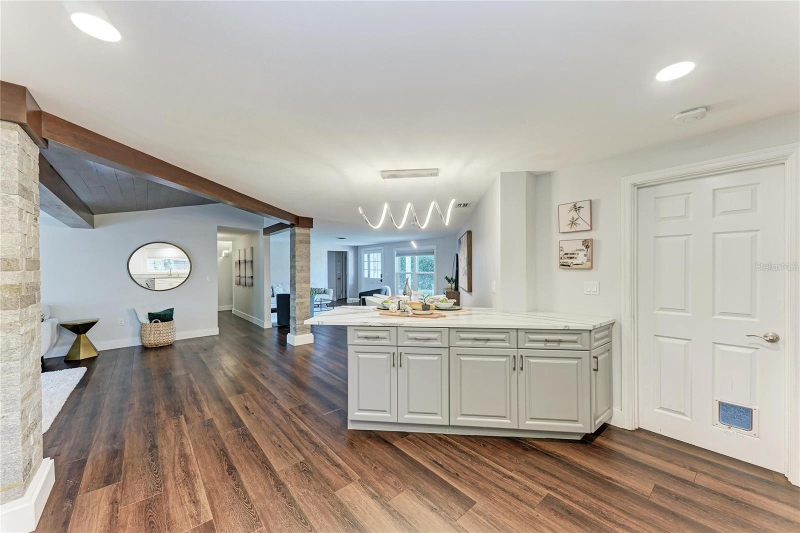 Image 25 of 93 For 2132 Hyde Park Circle