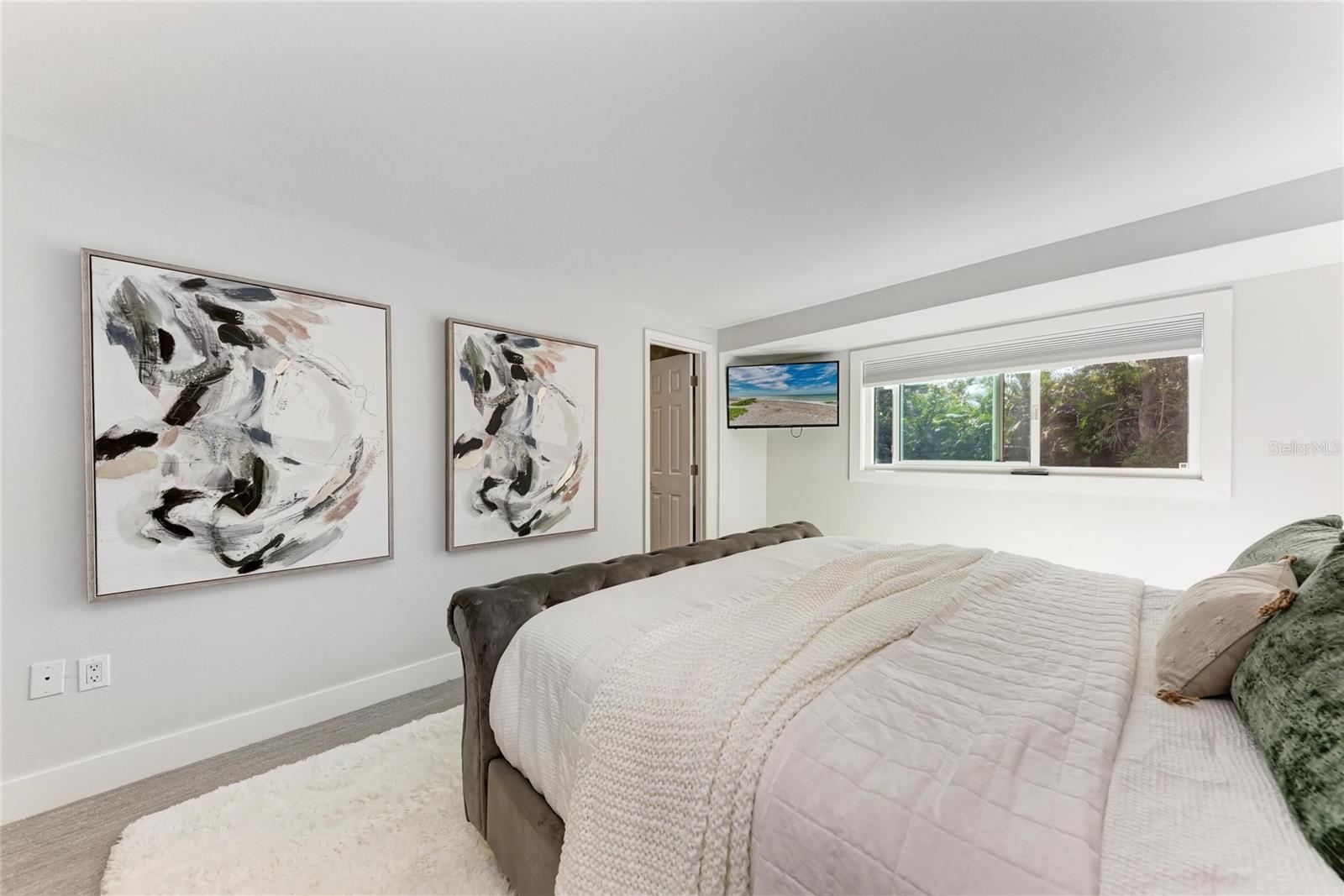 Image 31 of 93 For 2132 Hyde Park Circle