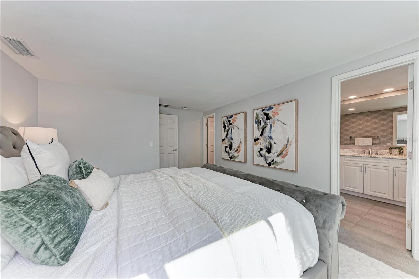 Image 32 of 93 For 2132 Hyde Park Circle