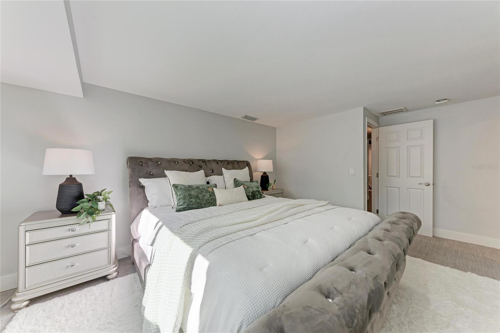 Image 33 of 93 For 2132 Hyde Park Circle