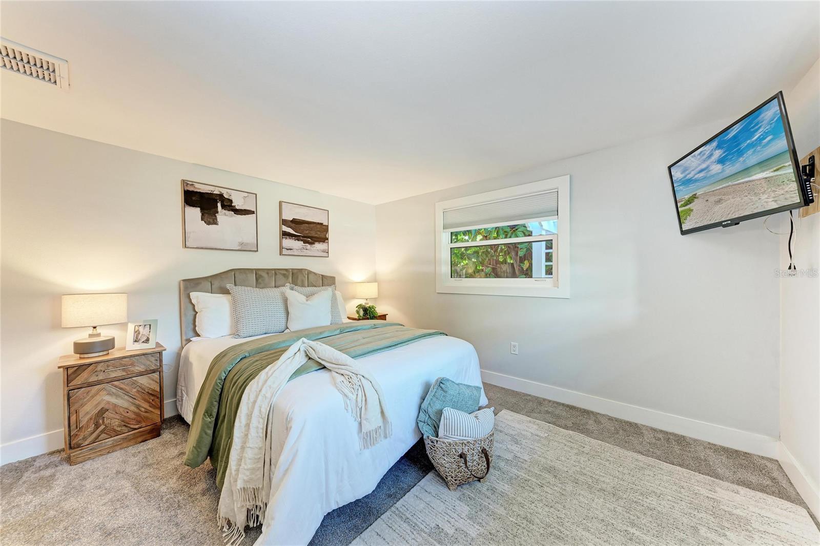 Image 36 of 93 For 2132 Hyde Park Circle