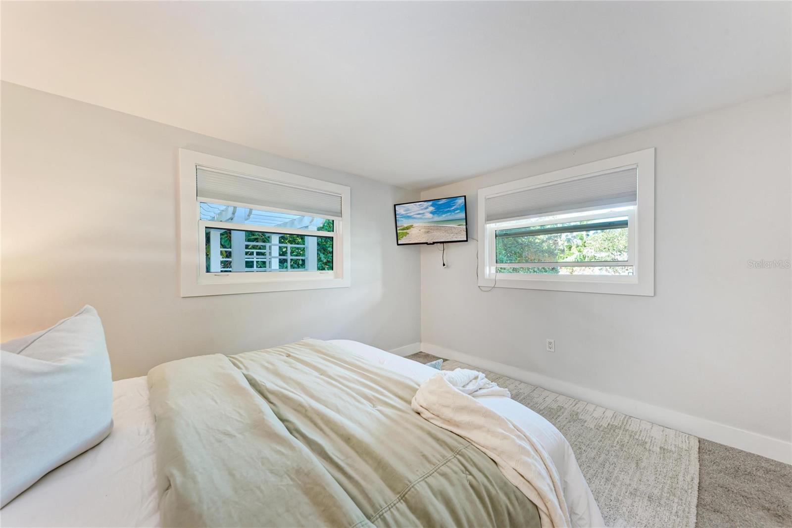 Image 37 of 93 For 2132 Hyde Park Circle