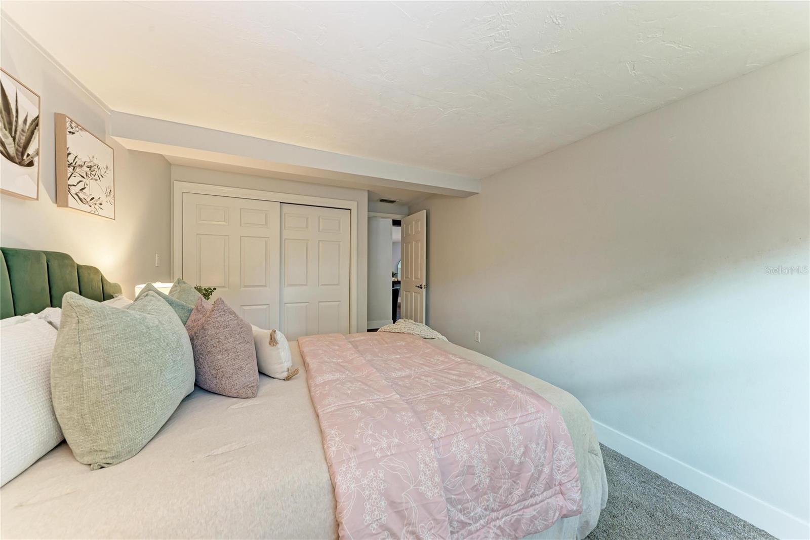 Image 40 of 93 For 2132 Hyde Park Circle