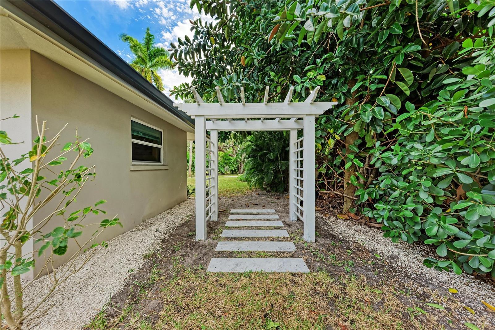 Image 49 of 93 For 2132 Hyde Park Circle