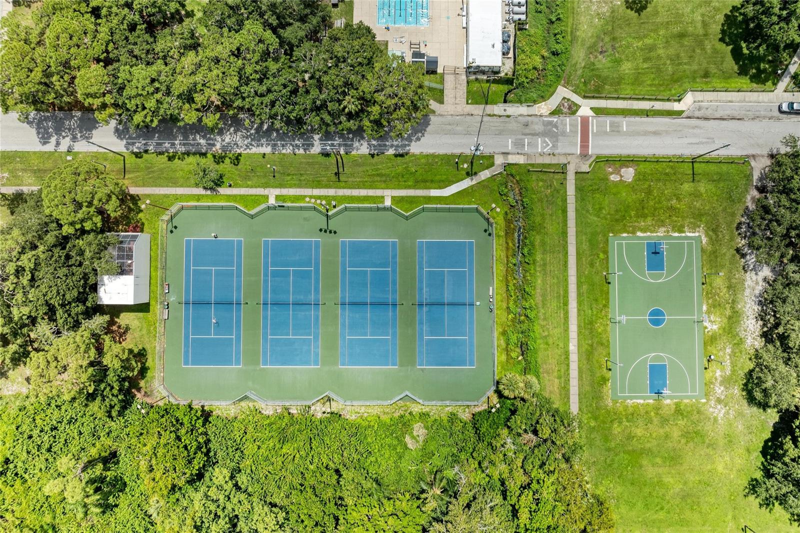 Image 61 of 93 For 2132 Hyde Park Circle