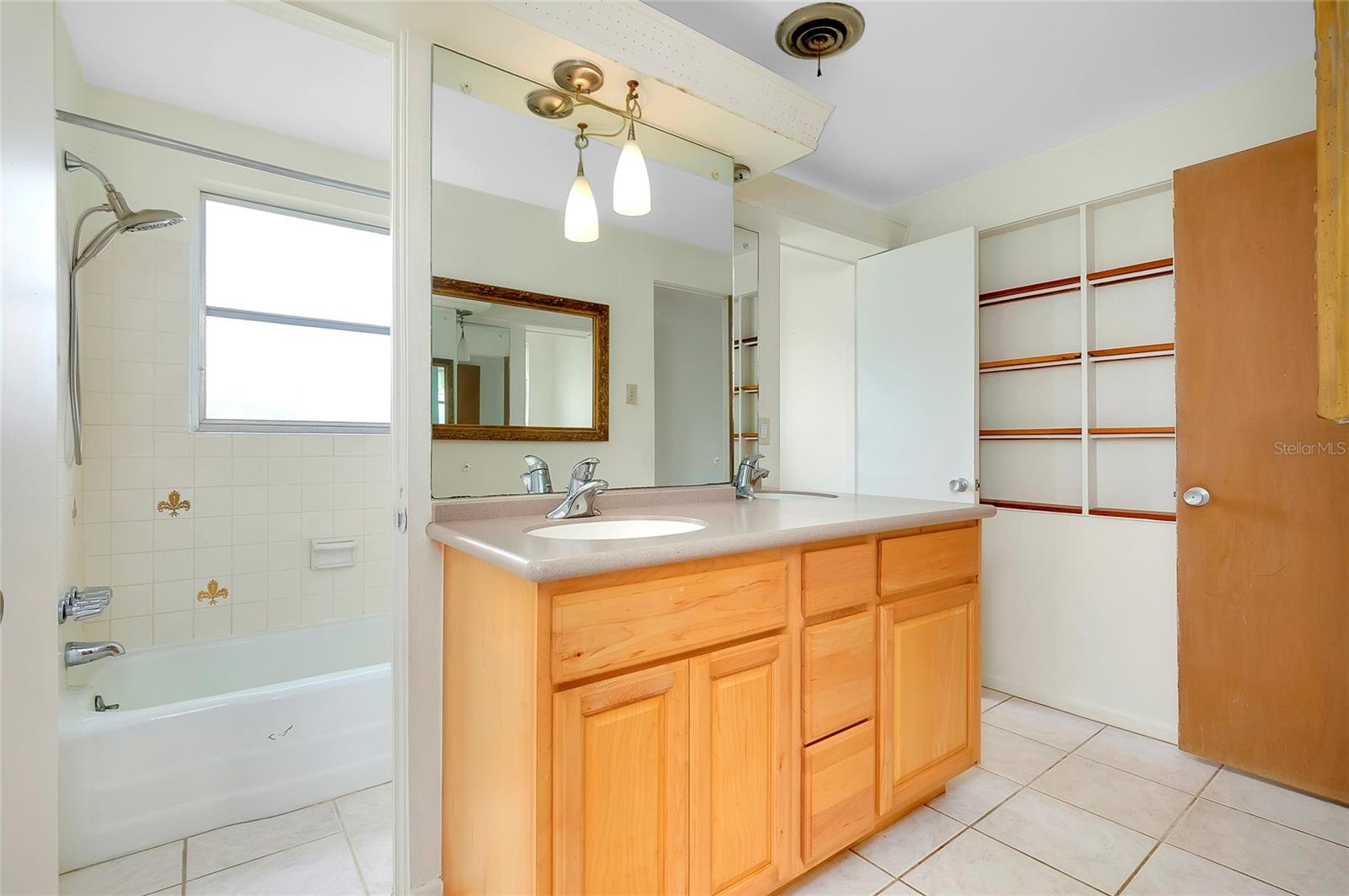 Image 20 of 42 For 114 Venice East Boulevard