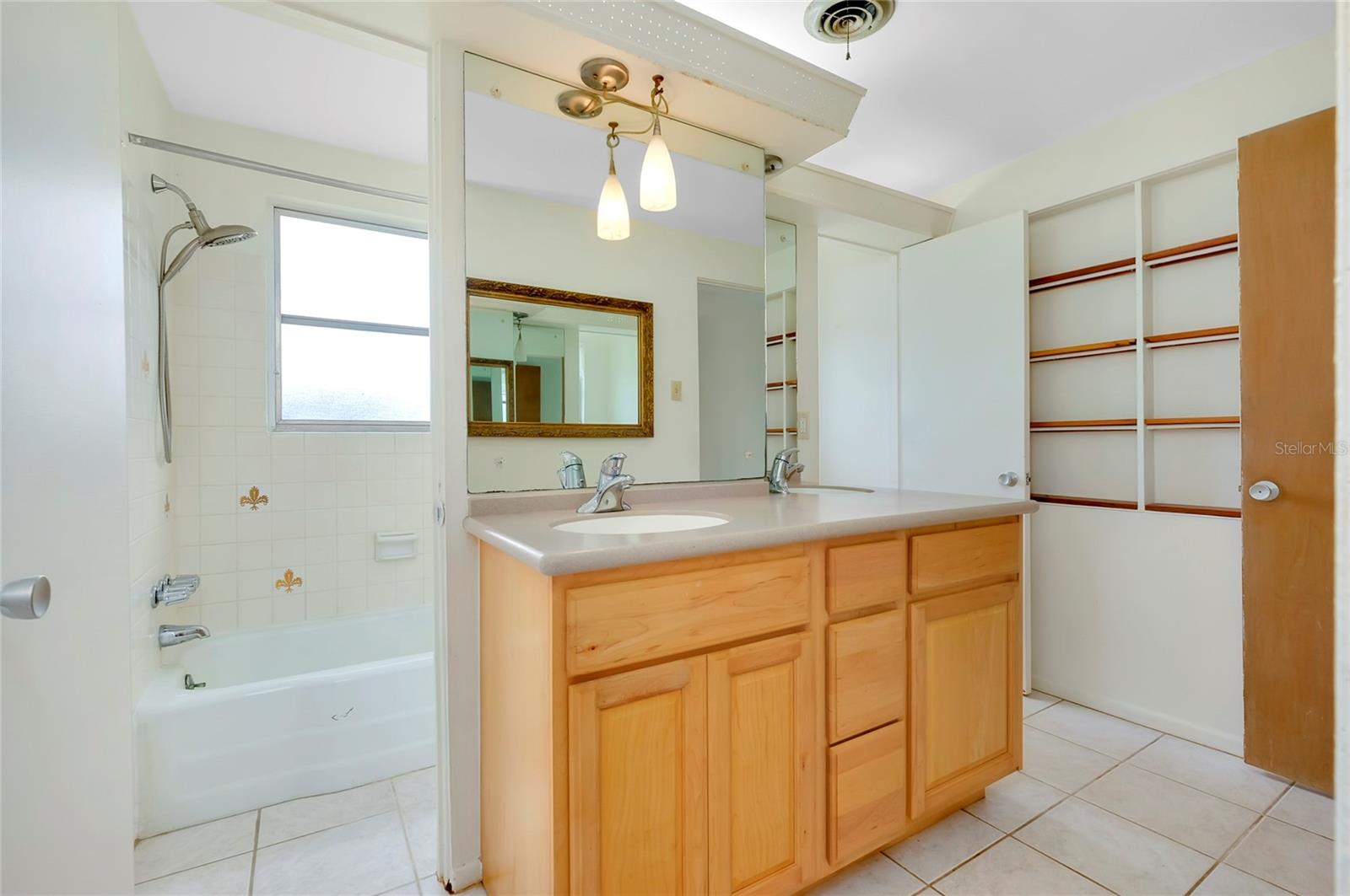 Image 21 of 42 For 114 Venice East Boulevard