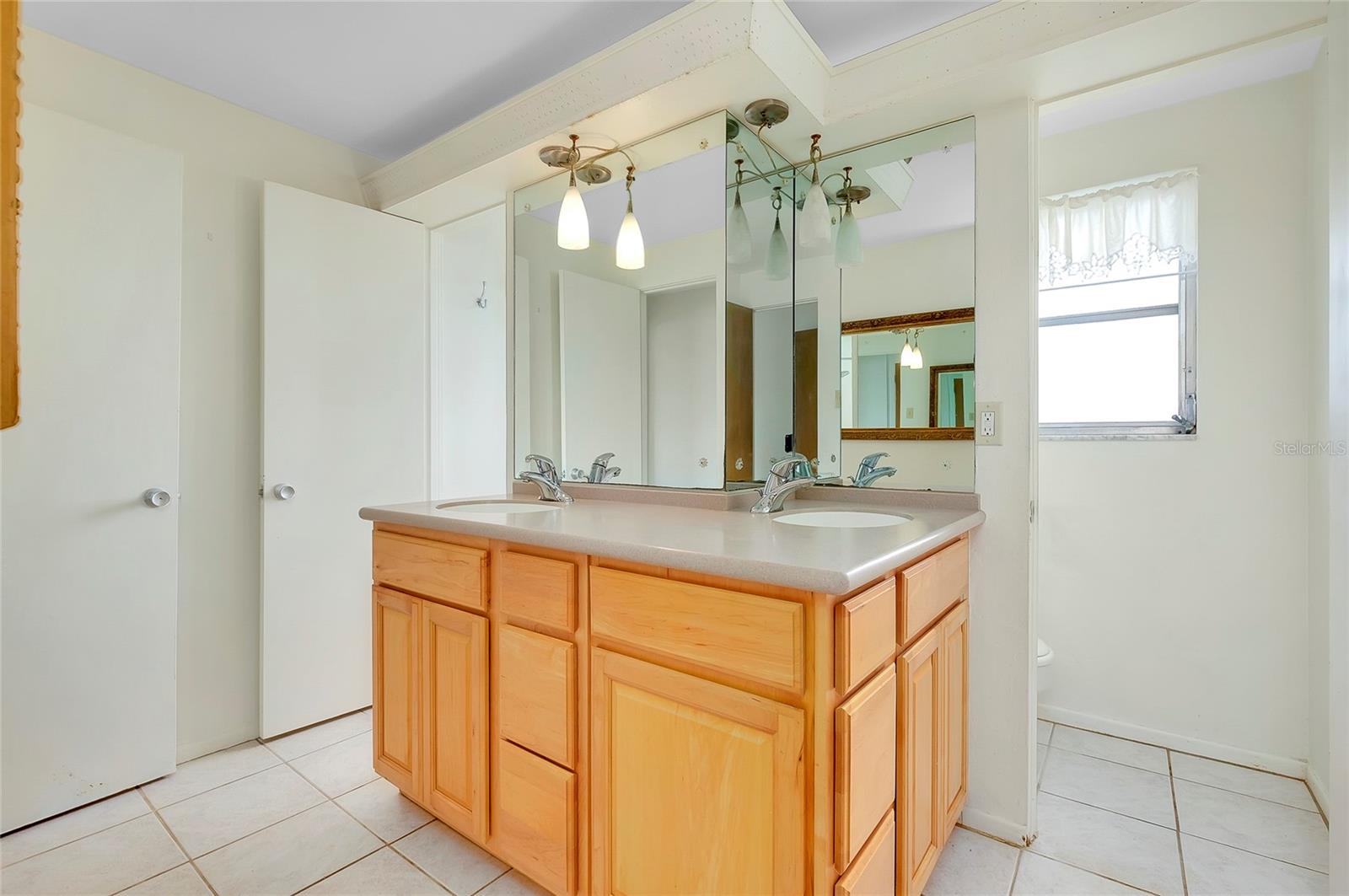 Image 22 of 42 For 114 Venice East Boulevard