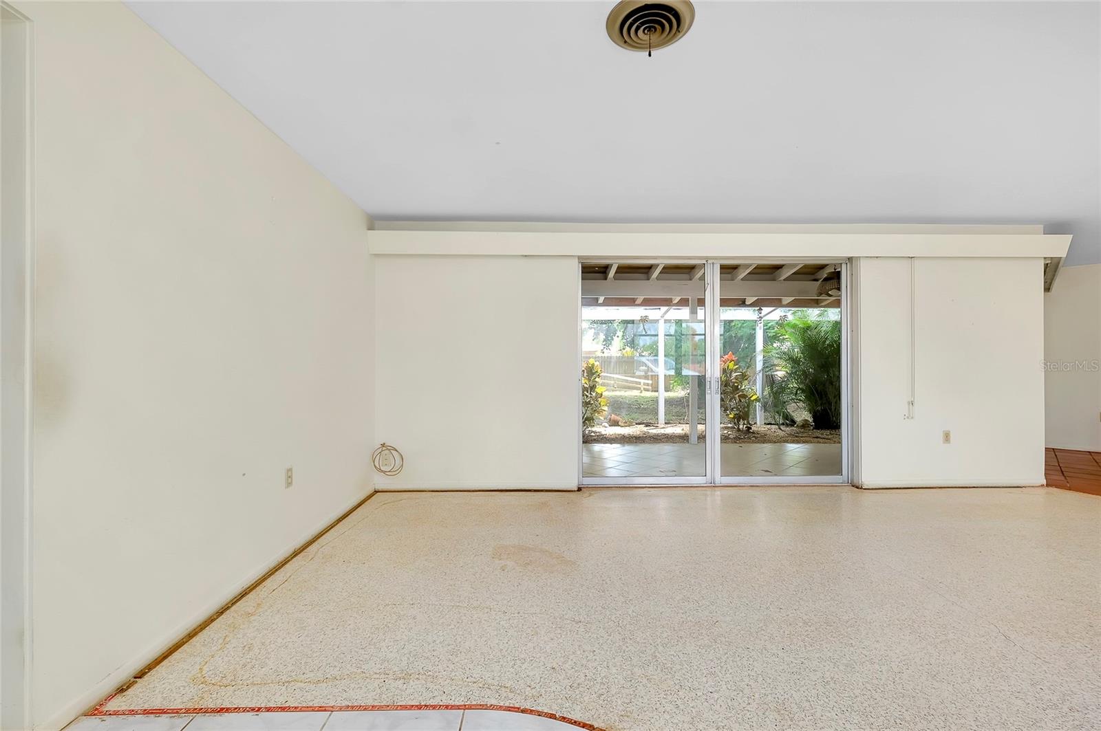 Image 4 of 42 For 114 Venice East Boulevard