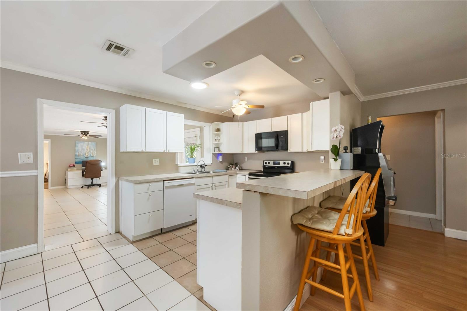 Image 5 of 55 For 300 Field Avenue E