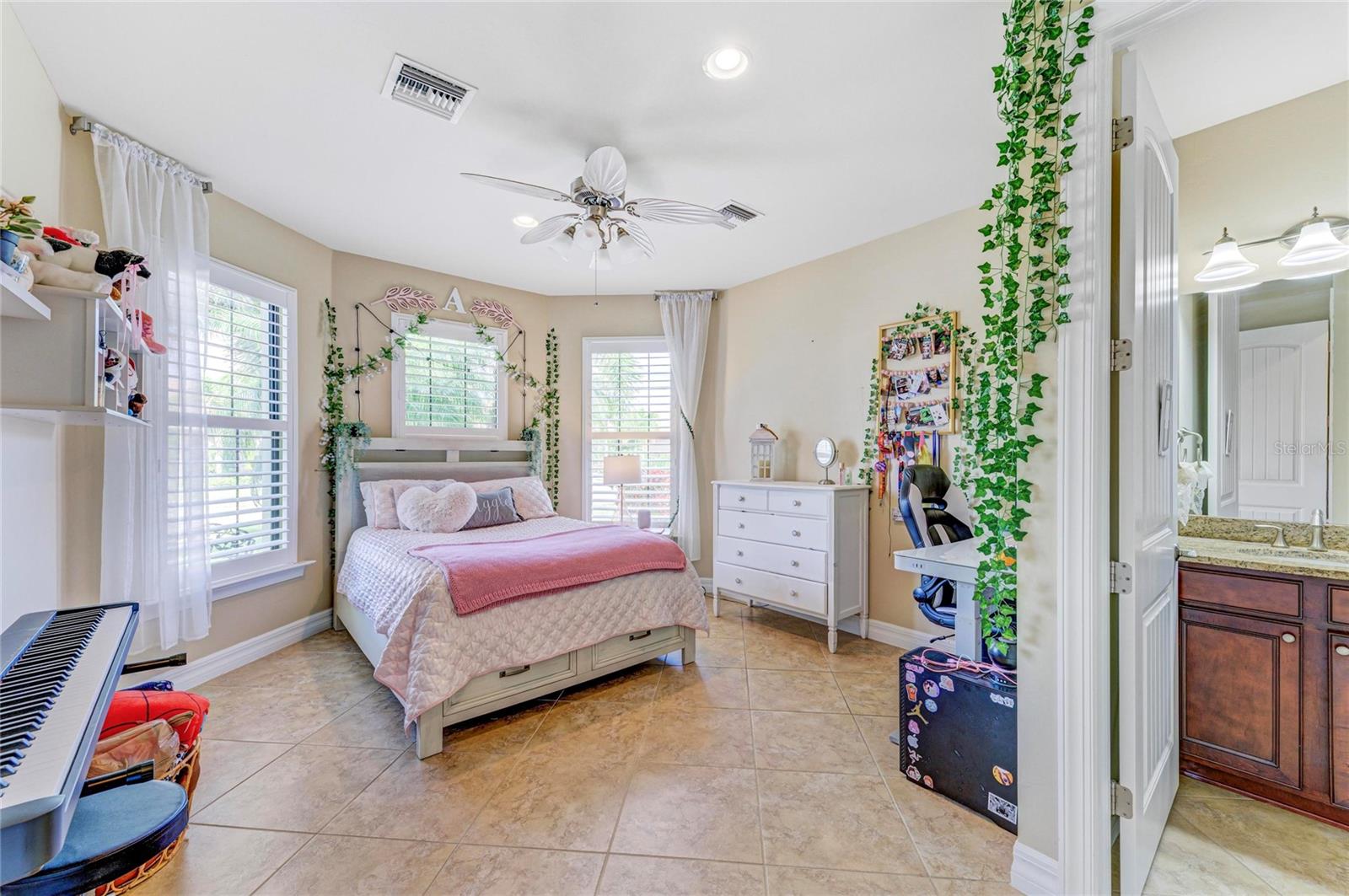 Image 35 of 58 For 13837 Neviano Street