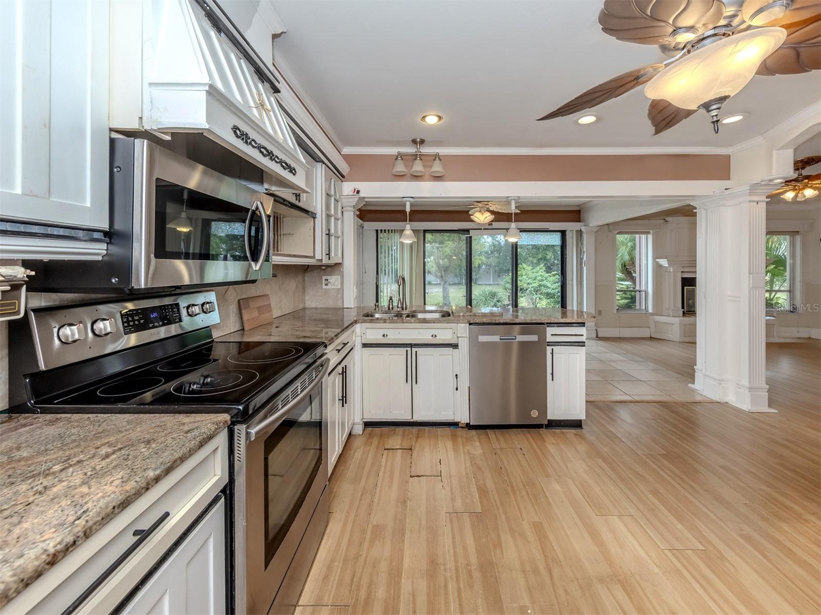 Image 13 of 43 For 647 Foxwood Boulevard