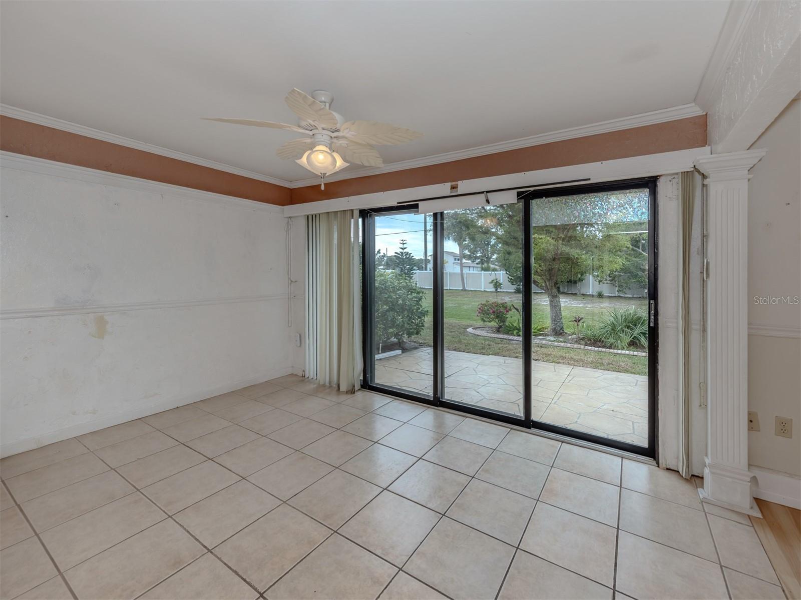 Image 15 of 43 For 647 Foxwood Boulevard