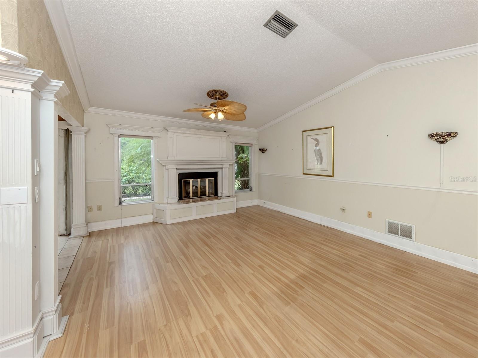 Image 16 of 43 For 647 Foxwood Boulevard