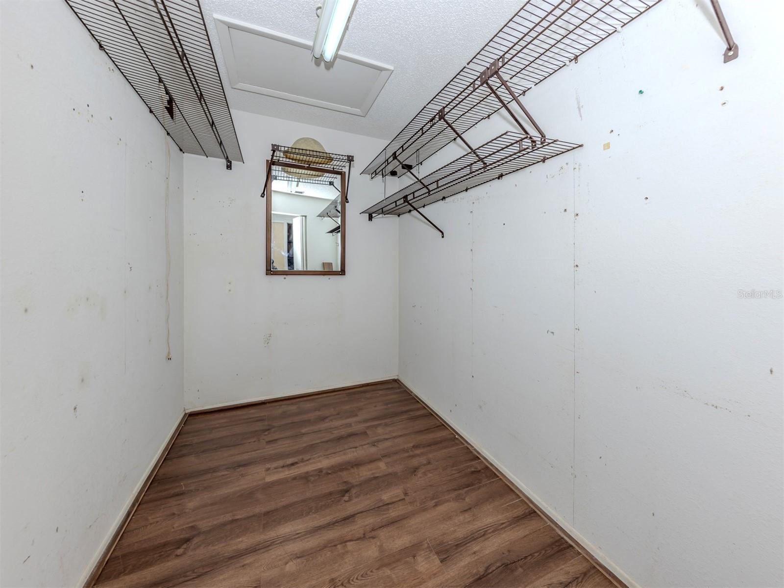 Image 19 of 43 For 647 Foxwood Boulevard