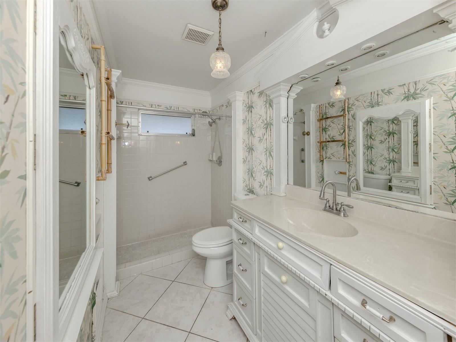 Image 20 of 43 For 647 Foxwood Boulevard