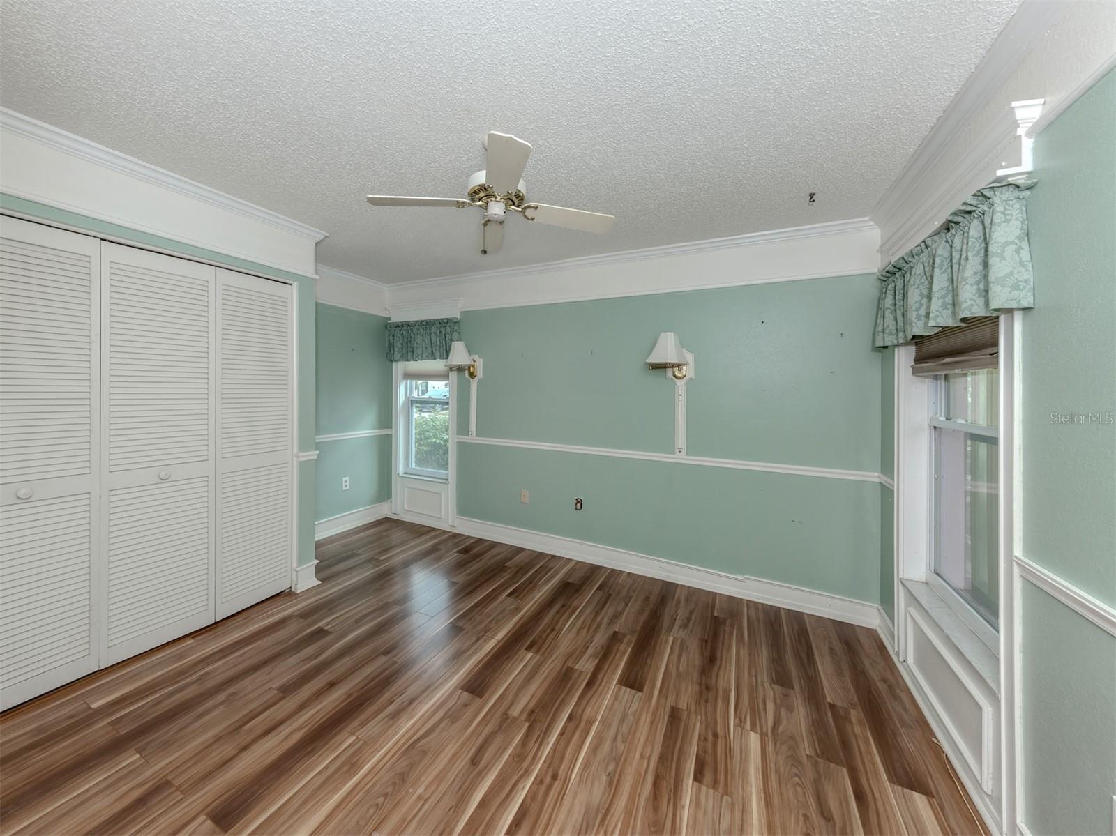 Image 21 of 43 For 647 Foxwood Boulevard