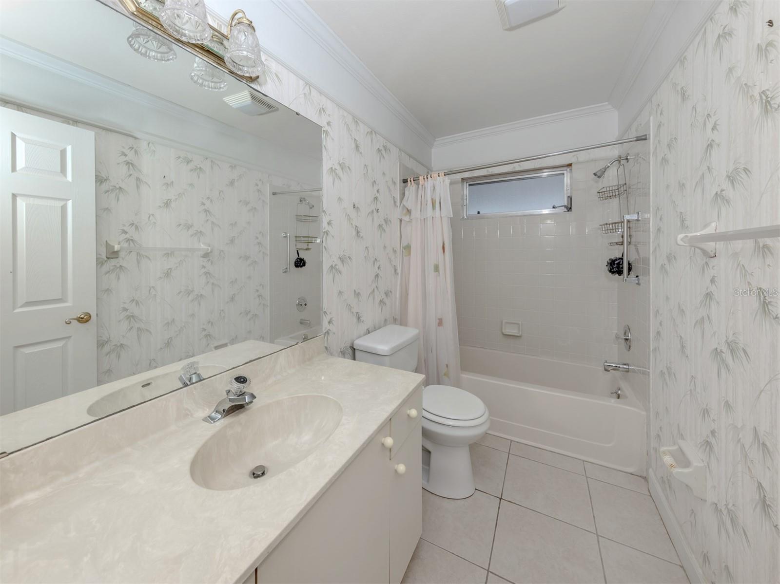 Image 22 of 43 For 647 Foxwood Boulevard