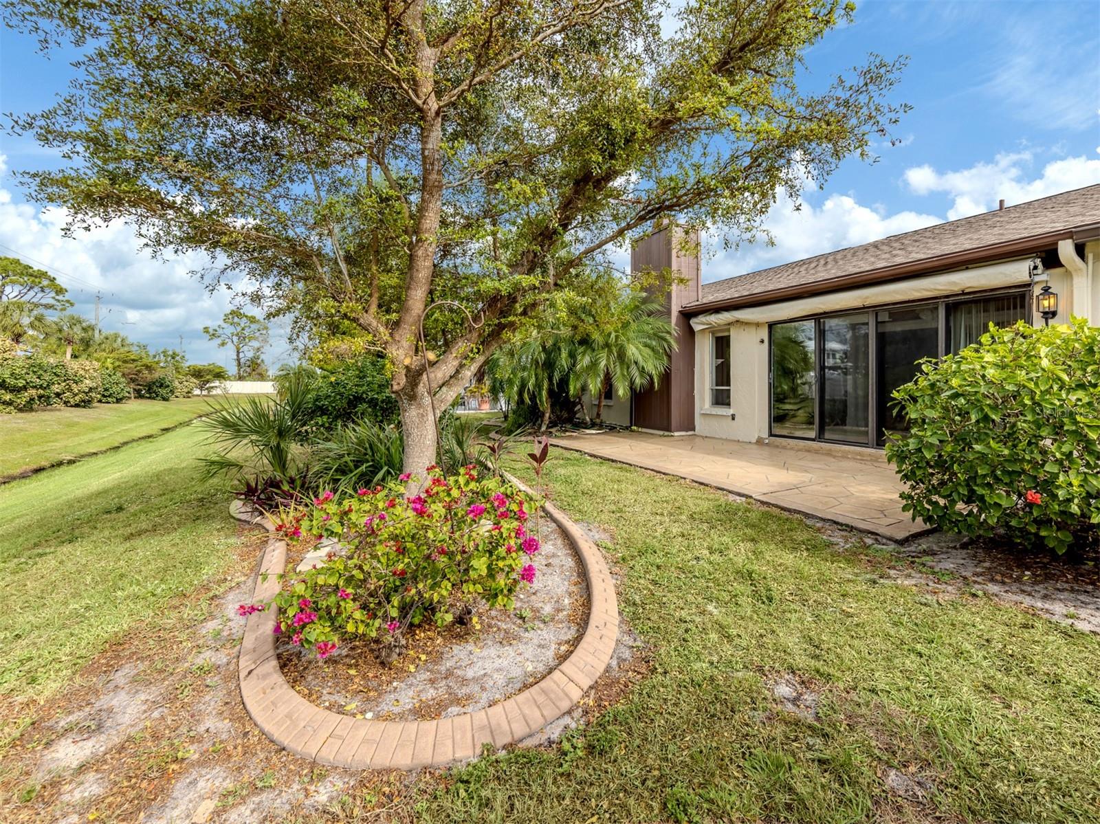 Image 26 of 43 For 647 Foxwood Boulevard