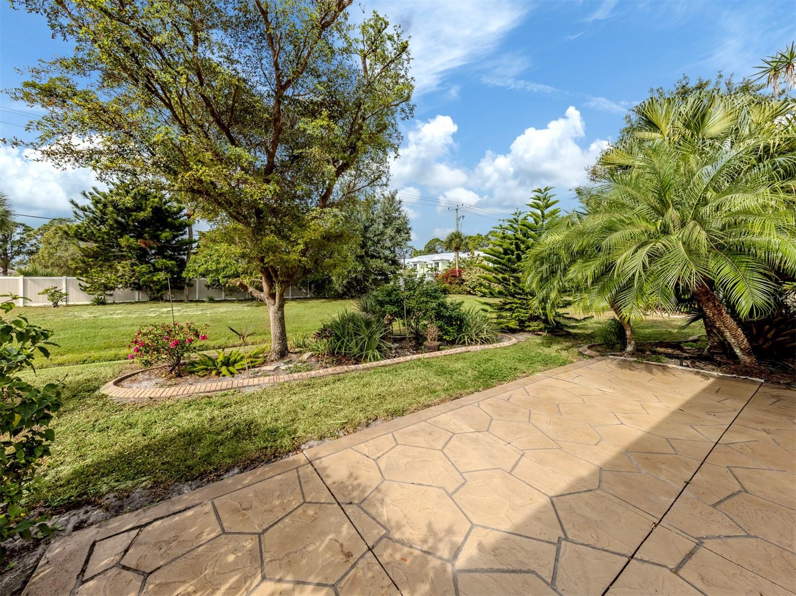 Image 27 of 43 For 647 Foxwood Boulevard