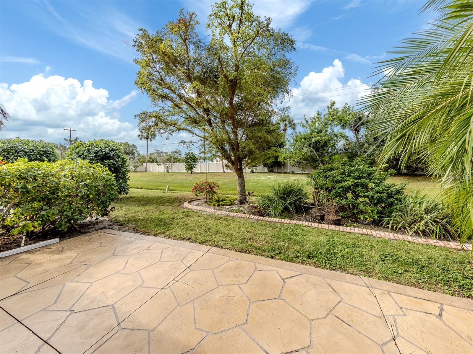 Image 28 of 43 For 647 Foxwood Boulevard