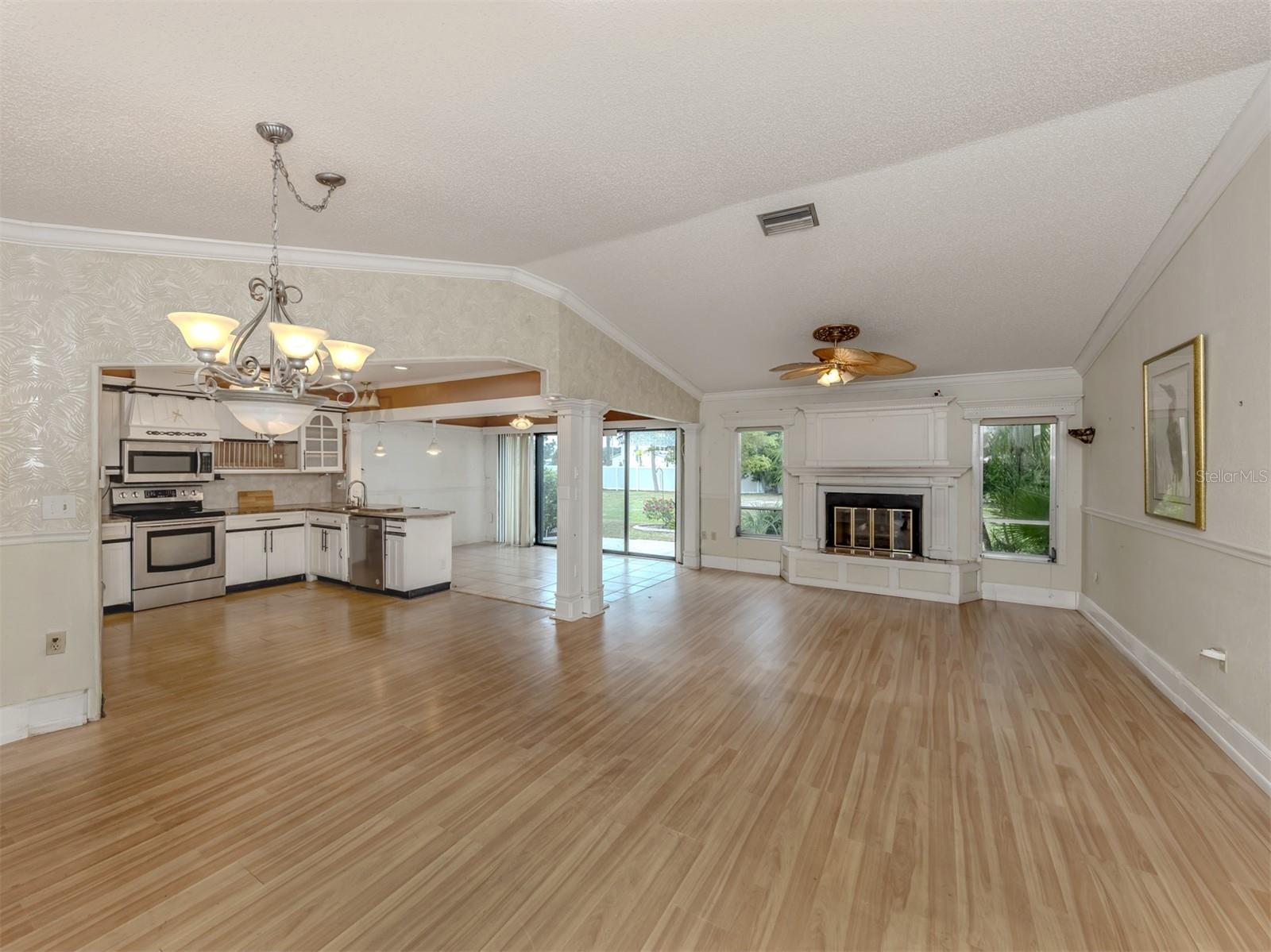 Image 3 of 43 For 647 Foxwood Boulevard