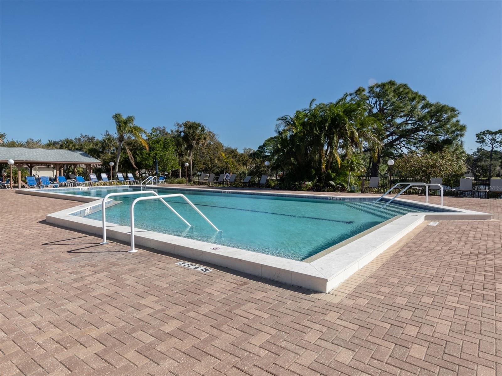 Image 35 of 43 For 647 Foxwood Boulevard