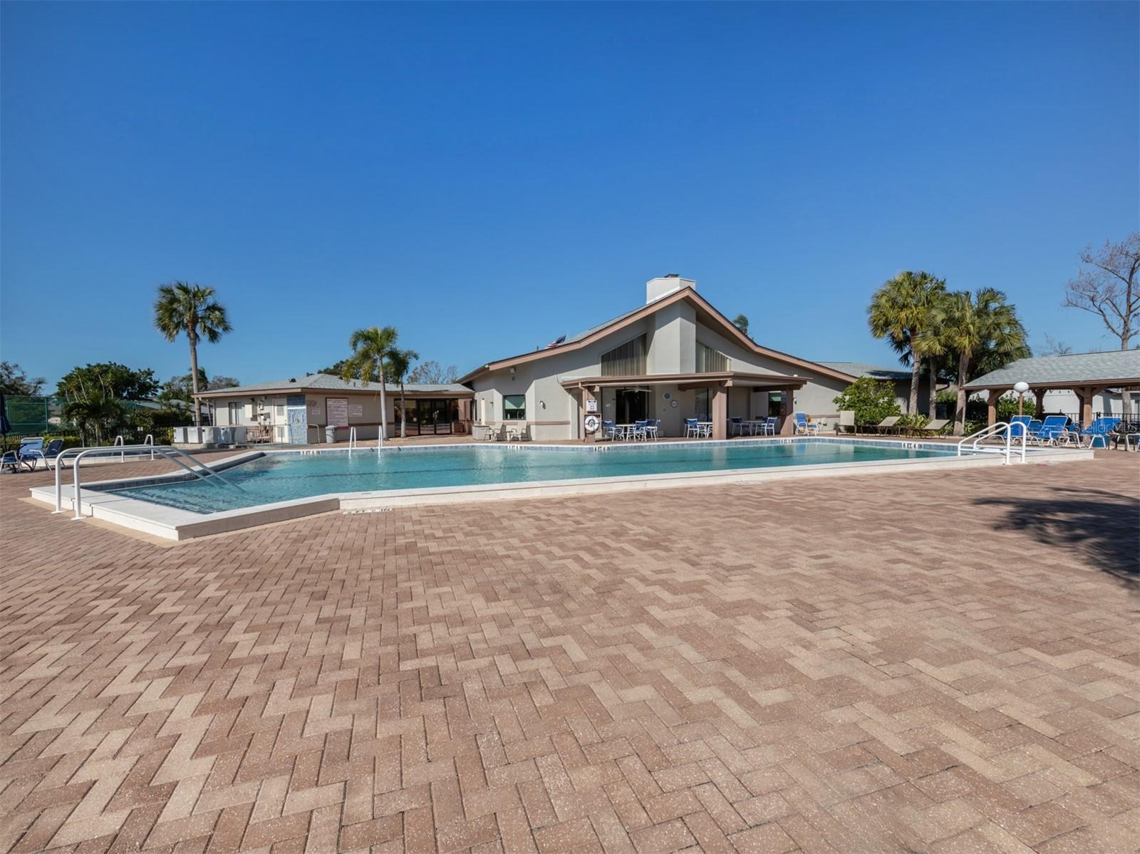 Image 37 of 43 For 647 Foxwood Boulevard