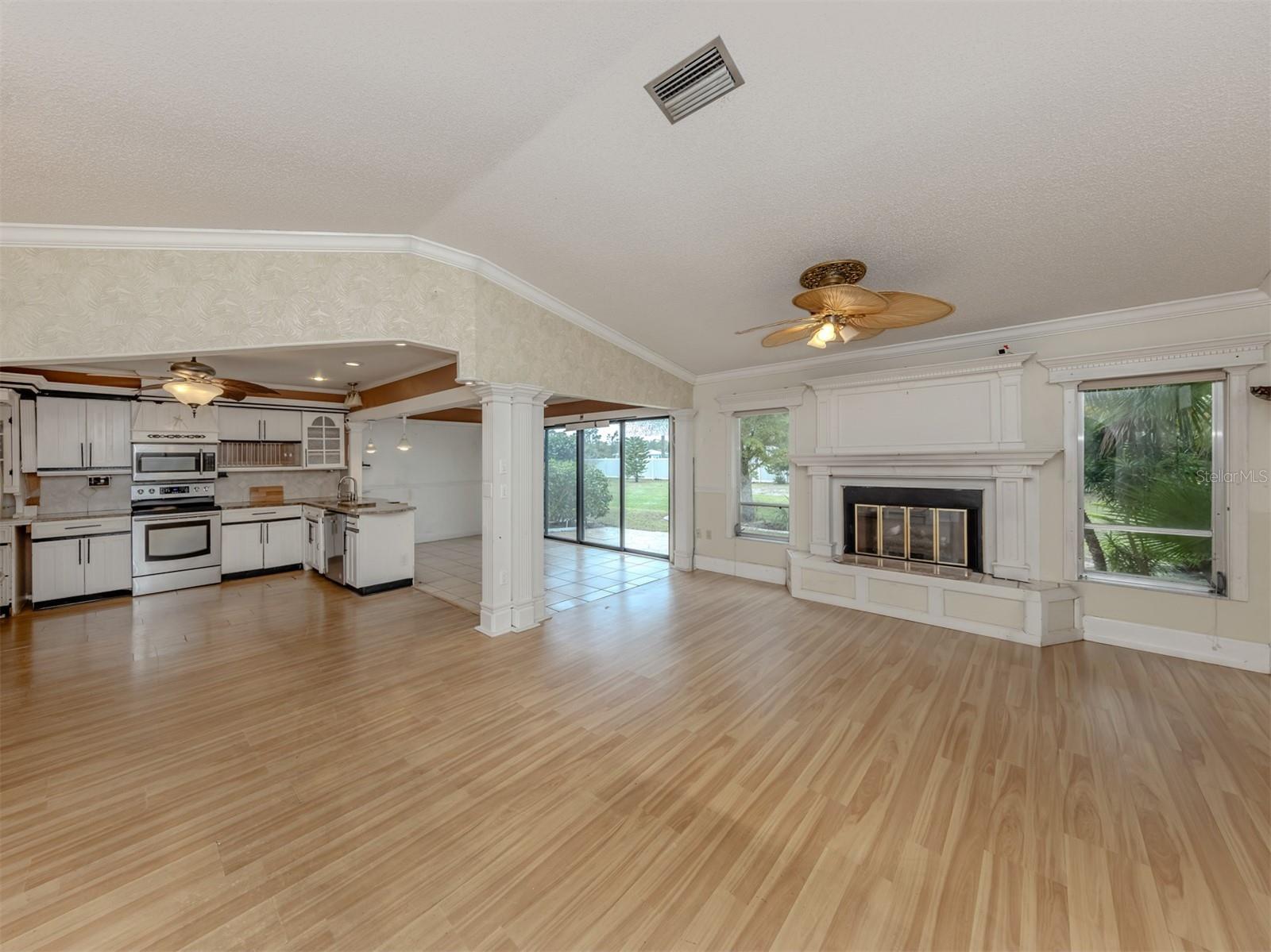 Image 4 of 43 For 647 Foxwood Boulevard