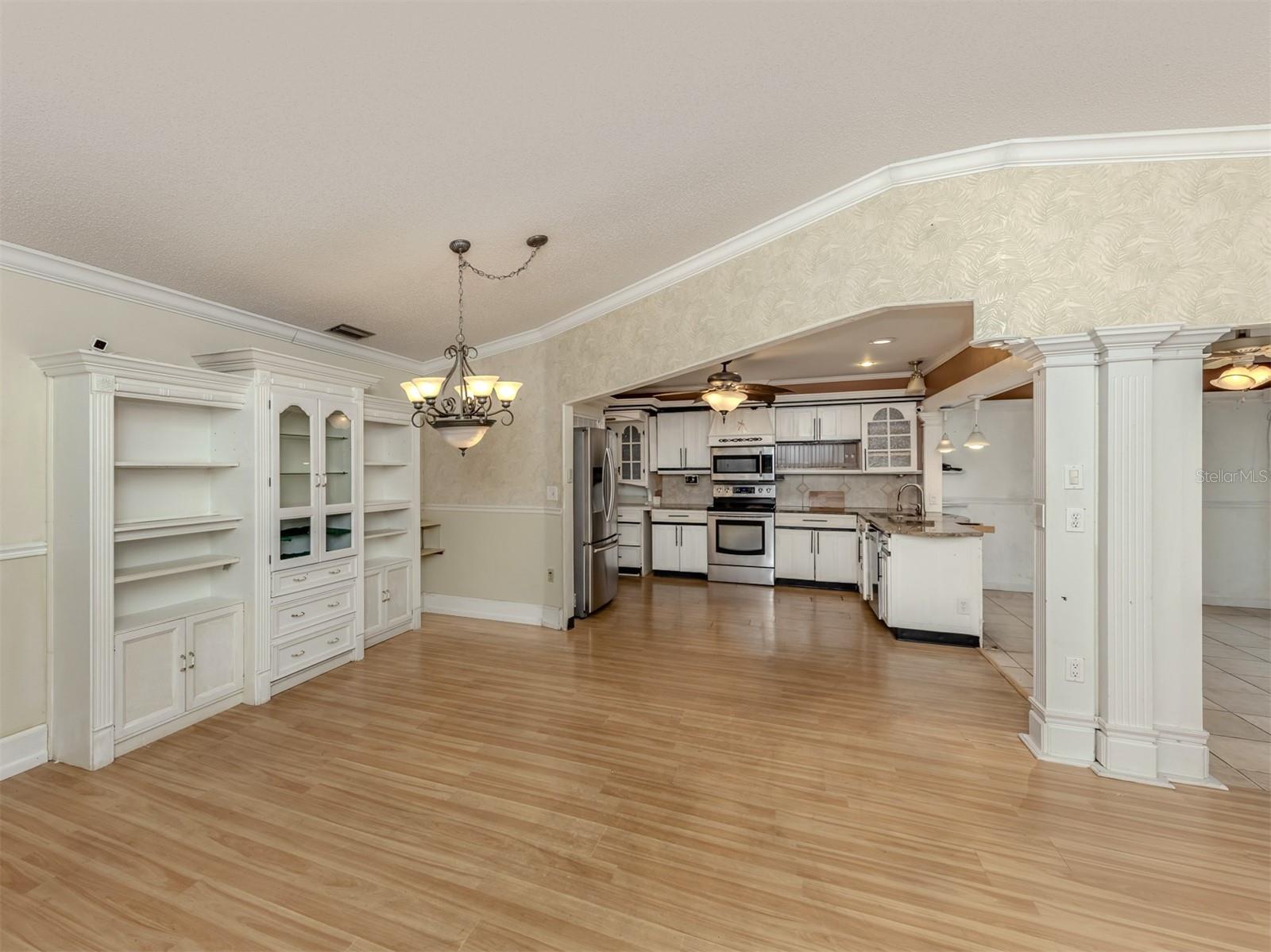 Image 7 of 43 For 647 Foxwood Boulevard