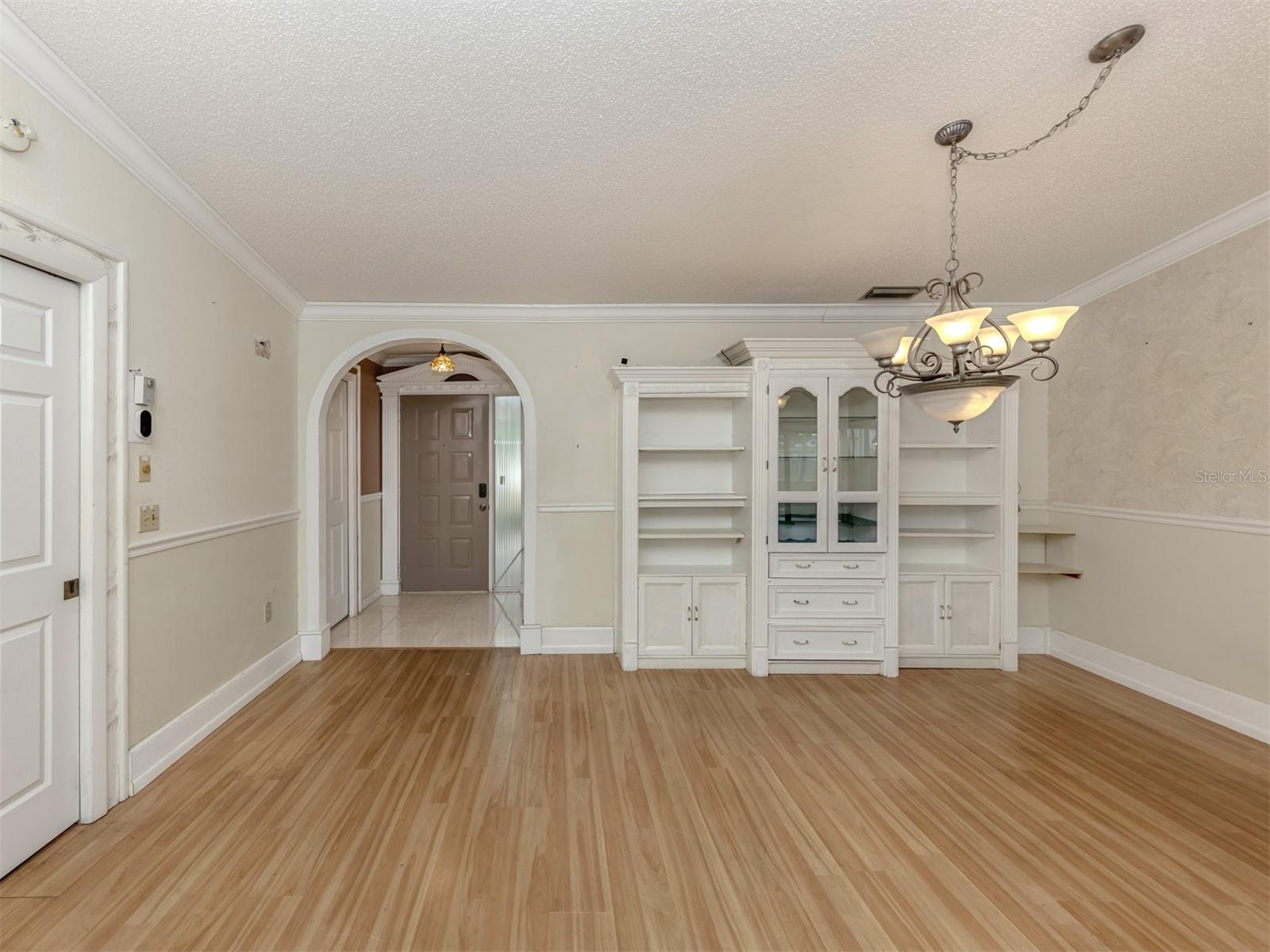 Image 8 of 43 For 647 Foxwood Boulevard