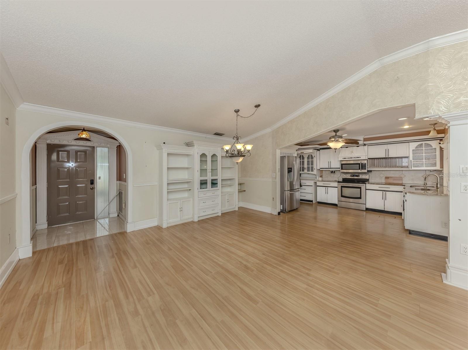 Image 9 of 43 For 647 Foxwood Boulevard