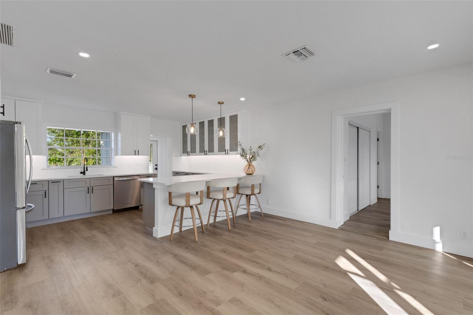 Image 21 of 59 For 1290 Oxford Drive