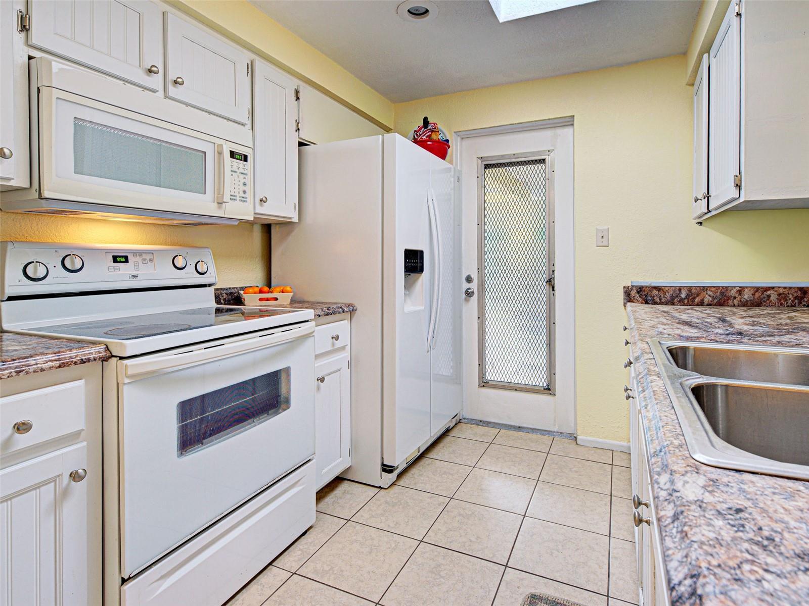 Image 17 of 48 For 3371 Pinetree Street