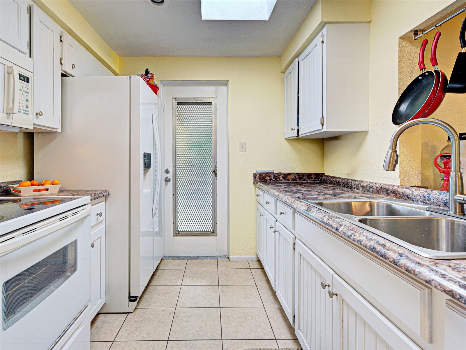 Image 18 of 48 For 3371 Pinetree Street