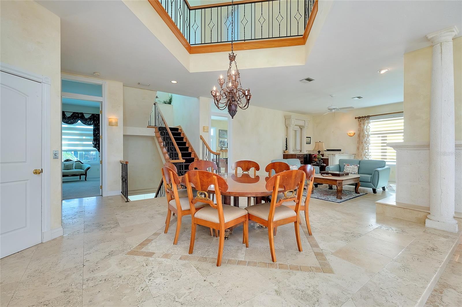 Image 13 of 90 For 213 The Esplanade S