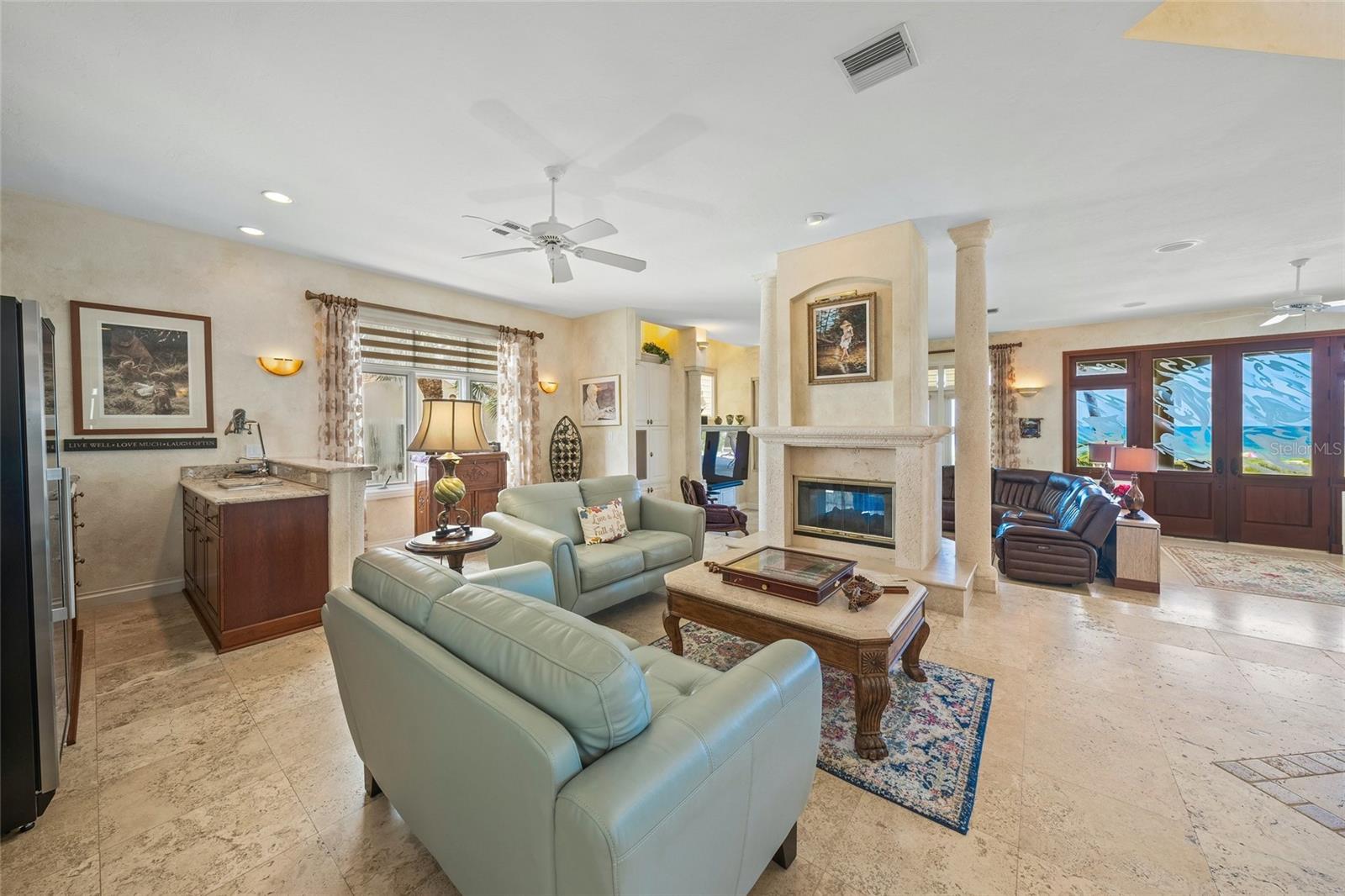 Image 15 of 90 For 213 The Esplanade S