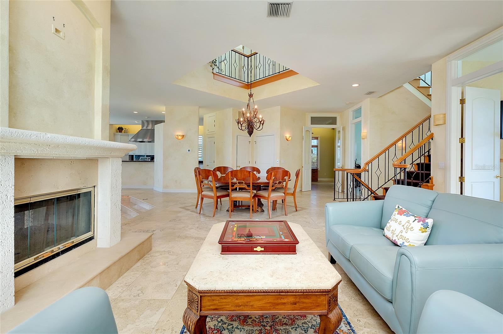 Image 17 of 90 For 213 The Esplanade S