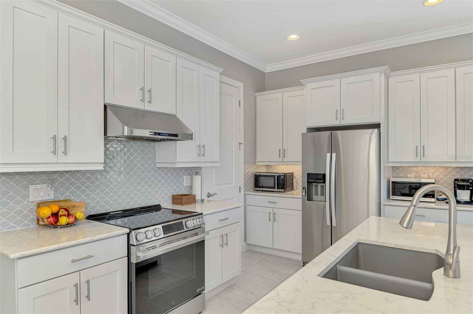 Image 19 of 81 For 23692 Waverly Circle